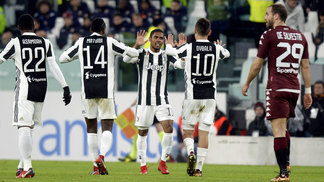 Juventus vence clássico contra o Torino e vai à semi da Copa da Itália Douglas Costa comemora com jogadores da Juventus após marcar contra o Torino