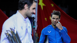 Menos esforço, mais dinheiro: Federer joga para terminar ano, de novo, mais rico que Nadal Roger Federer e Rafael Nadal durante a premiação do Masters de Xangai