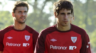Presidente do Athletic Bilbao volta a dizer que não pretende negociar Javi Martínez e Llorente Llorente (à esq.) e Javi Martínez foram hostilizados por fãs do Bilbao durante treino