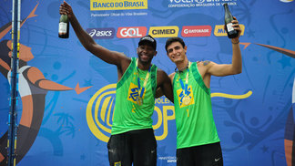 Atuais campeões mundiais, Evandro e André Stein vencem em Itapema Evandro André Stein Comemoram Pódio Vôlei de Praia 19/11/2017