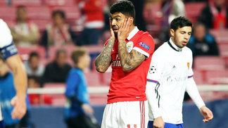 Jornal português diz que Douglas é 'pior que o escândalo da Petrobras' e detona Gabigol: 'Mais tatuagens do que decisões inteligentes' Gabigol Benfica Basel Champions 05/12/2017