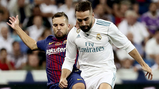 De contrato renovado, Carvajal almeja ser capitão do Real Madrid Jordi Alba (à esq.), em disputa com Carvajal na Supercopa