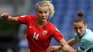 No futebol da Noruega, homens doarão quantia para que mulheres tenham mesmo salário que eles Ada Hegerberg, da Noruega, durante a Eurocopa, disputada em agosto