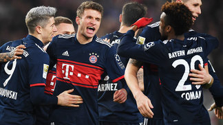 Goleiro defende pênalti marcado por árbitro de vídeo nos acréscimos, e Bayern vence a 4ª partida seguida na Bundesliga Thomas Muller Comemora Gol Bayern Stuttgart Campeonato Alemão 16/12/2017