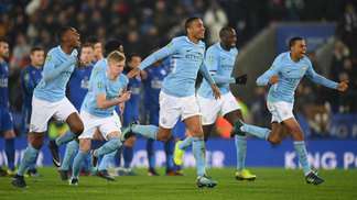 Com erros de Vardy e Mahrez, City elimina Leicester nos pênaltis pela Copa da Liga Inglesa Jogadores do Manchester City comemoram triunfo contra o Leicester