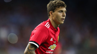 Com ajuda de brasileiro, zagueiro saiu do ‘ostracismo’ para encantar Mourinho e ser comprado por R$128 milhões pelo United Victor Lindelof não estreou na Premier League, neste domingo