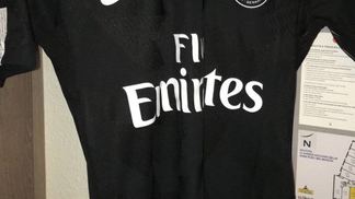 Neymar doa camisa a ídolo do Celtic para ajudar no combate ao câncer Neymar Camisa Doação PSG 13/09/2017
