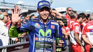 Valentino Rossi quer continuar correndo, mas decidirá futuro no próximo ano Valentino Rossi vai se recuperar de cirurgia em casa