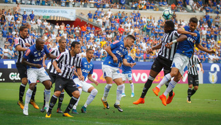 Robinho decide, Atlético bate Cruzeiro de virada e volta a vencer rival no Mineirão O Atlético conseguiu uma importante vitória no clássico