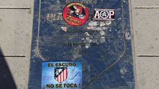 Placa com atacante que trocou time por Real Madrid já é depredada no novo estádio do Atlético Placa de Sánchez foi vandalizada na calçada do estádio