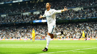 Com dois de CR7 e gol de bicicleta de Sergio Ramos, Real passeia na estreia; ex-Corinthians tem atuação desastrosa Cristiano Ronaldo Comemora Gol Real Madrid APOEL Champions 13/09/2017