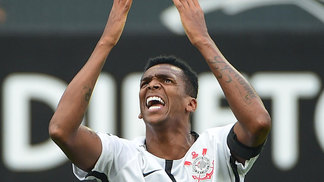 Campeonato Brasileiro utilizará árbitro de vídeo a partir da próxima rodada Jô marcou polêmico gol de mão na partida de domingo, contra o Vasco