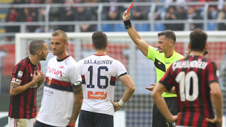 Bonucci é expulso, Milan tropeça e só fica no empate contra o Genoa Bonucci acertou cotovelada e foi expulso ainda na primeira etapa