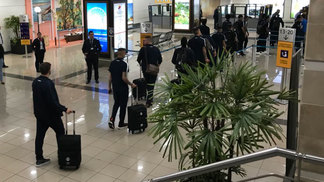 Grêmio chega a Guayaquil para semifinal da Libertadores, e Arroyo elogia 'excelente' Barcelona Delegação do Grêmio no desembarque em Guayaquil, palco da semifinal da Libertadores