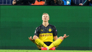 O cometa Haaland tem tudo para se tornar uma estrela Haaland, do Borussia Dortmund, comemora após marcar contra PSG