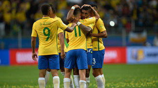 Brasil vence Equador, segue perfeito com Tite nas eliminatórias e sonha com campanha recorde Jogadores do Brasil comemoram gol de Paulinho contra o Equador