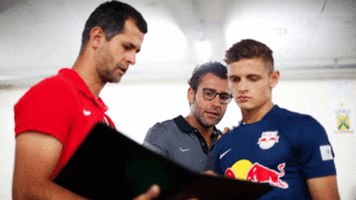 Pupilo de técnico do Palmeiras e cobiçado por Ceni no São Paulo, atacante revela por que preferiu Europa Atacante Rodrigo Angelotti recebe instruções de Alberto Valentim no Red Bull Brasil