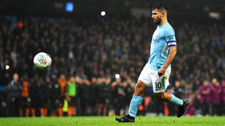 Após classificação suada, Guardiola e Yaya Touré detonam bola da Copa da Liga: 'Se levarem para a África, ninguém vai querer' Aguero Penalti Manchester City Wolverhampton Copa da Liga 24/10/2017
