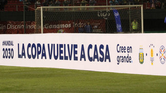 Governo uruguaio confirma reunião com Argentina e Paraguai por Copa de 2030 Faixa sobre o Mundial de 2030 em jogo Paraguai x Uruguai: 'A Copa volta para casa'