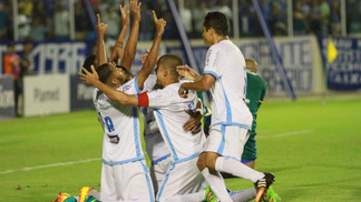 São Bento vence Confiança e fica perto de garantir acesso à Série B Jogadores do São Bento comemoram gol contra o Confiança