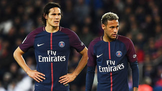 Jornais franceses veem 'guerra declarada de egos' entre Neymar e Cavani: 'Nem tocam mais a bola um para o outro' Cavani Neymar PSG Lyon Campeonato Francês 17/09/2017