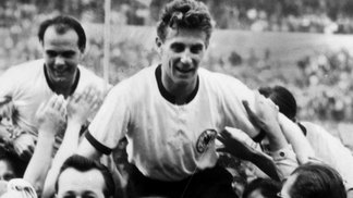 Ídolo do Colônia e campeão mundial pela Alemanha em 1954 morre aos 90 anos Hans Schafer é carregado por torcedores após a conquista do título mundial de 1954