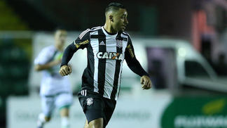 Reforço do Fluminense começou em time de sogro, foi carregador de caminhão em transportadora e jogou na várzea até os 19 Robinho em ação pelo Figueirense durante partida da Série B