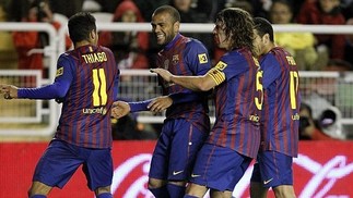 O futebol está ficando chato? Tente o circo! Puyol coibe comemoração de gol com dancinha