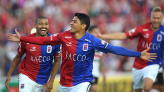 Paraná goleia Santa Cruz, estende série invicta e se aproxima do G-4 Renatinho (centro) comemora seu gol