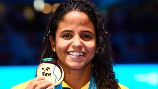 De volta ao Brasil, Etiene Medeiros curte feito inédito Etiene Medeiros ganhou o ouro em Budapeste