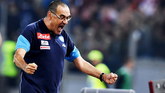 Napoli recebe a Fiorentina de olho em retomar liderança do Italiano Maurizio Sarri Comemora Gol Napoli Roma Campeonato Italiano 14/10/2017