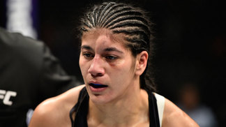 Brasileira fica com 'galo' gigante na testa, mas se recupera e vence medalhista olímpica no UFC Ketlen Vieira, apesar de galo na testa, venceu Sara McMann no UFC 215