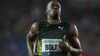 Bolt vence 100m na República Tcheca; Sul-africano bate recorde de Michael Johnson Bolt vence 100m na República Tcheca; Sul-africano bate recorde de Michael Johnson