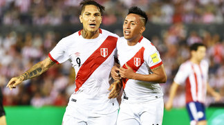 Peru confirma Cueva, Trauco e Guerrero em lista para a repescagem Guerrero Cueva Comemoram Gol Peru Paraguai Eliminatórias Copa-2018 10/11/2016