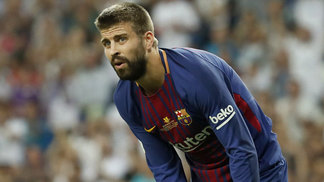 Imagem flagra desespero de Piqué contra o Real: 'Estes caras nos estão dando um baile' Gerard Piqué durante a derrota do Barcelona para o Real Madrid pela Supercopa da Espanha