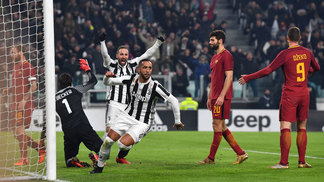 Juventus faz 1 a 0 na Roma em Turim e se mantém na cola do Napoli Benatia comemora gol da Juventus contra a Roma, em Turim