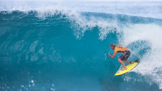 Complicou! John John vai à semifinal e fica a uma vitória do título John John se classificou às quartas de final em Pipeline