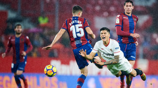 Com Ganso titular, Sevilla perde chance de colar no Real Madrid Sevilla empatou nesta sexta-feira