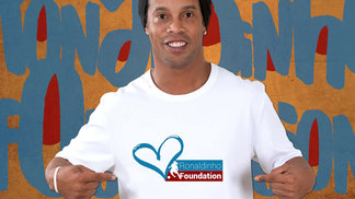 Campanha beneficente sorteia um dia na casa de Ronaldinho Ronaldinho e a propaganda que pode levar um fã para conhecê-lo