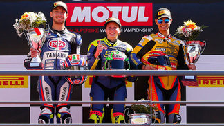 Espanhola torna-se 1ª mulher a vencer prova de motovelocidade em um Mundial Ana Carrasco no pódio do Mundial de Supersport 300: espanhola faz história