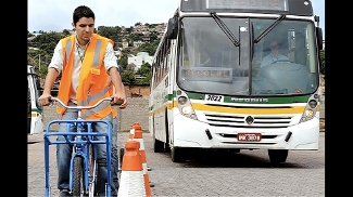 Paraná avança na educação de motoristas infratores | Bike é Legal Código de Trânsito Brasileiro diz que motoristas devem guardar distância de 1,5m ao ultrapassar ciclista