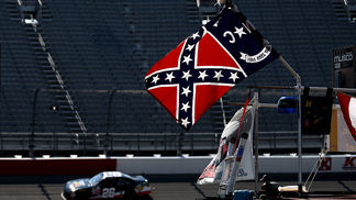 O peso dos gestos antirracistas da Nascar Bandeira confederada dos EUA