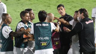 Por que o VAR errou no pênalti que deu empate ao Atlético-MG contra o Red Bull Bragantino Jogadores do Atlético-MG discutem com Barbieri