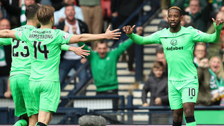 Celtic vence Hibernian e espera pelo Rangers na final da Copa da Liga Escocesa Moussa Dembele comemora um de seus gols pelo Celtic contra o Hibernian
