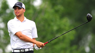 Curtindo férias, Stephen Curry vai jogar torneio profissional de golfe Stephen Curry já participou de muitos torneios de golfe, mas agora terá chance com profissionais