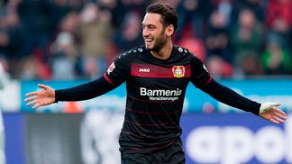 Segundo imprensa italiana, Çalhanoglu está fechado com o Milan Çalhanoglu é dado como reforço certo no Milan pela imprensa italiana