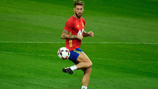 Sergio Ramos diz que Espanha terá "jogo de Copa do Mundo" contra a Itália Sergio Ramos em treino da seleção espanhola