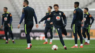 Simulação da Copa! Com mudanças, Brasil pega Japão, e Tite pede excelência em Lille Neymar durante treino da seleção brasileira antes de amistoso contra o Japão
