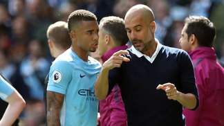 Guardiola elogia Gabriel Jesus, mas ainda espera evolução do atacante Pep Guardiola dá instruções a Gabriel Jesus durante jogo do Manchester City contra o Leicester