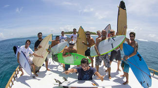 Documentário com surfistas nas Maldivas será lançado em Santos em evento com Teco Padaratz, festa e música Documentário nas Maldivas será lançado em Santos